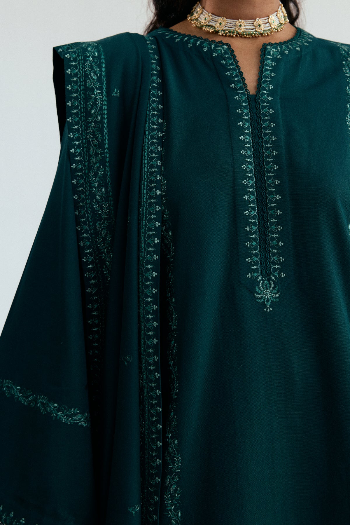 Shop this premium emerald green Khaddar ensemble with Kashmiri embroidery, farshi salwar, and detailed shawl – perfect for winter casual & semi-formal wear