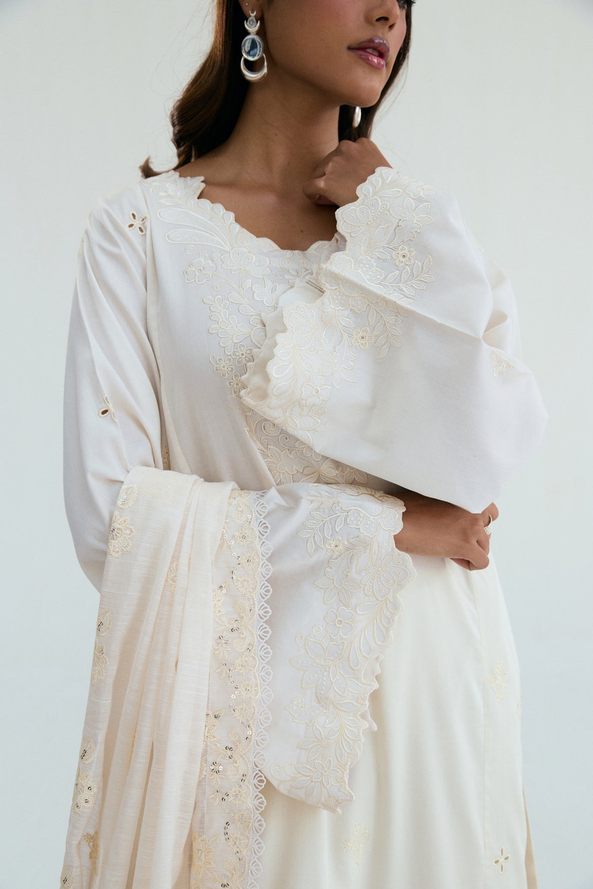 Elegant ivory Pakistani cotton kameez with scalloped edges and lightweight sequin-accented dupatta with lace finishings — Mannam