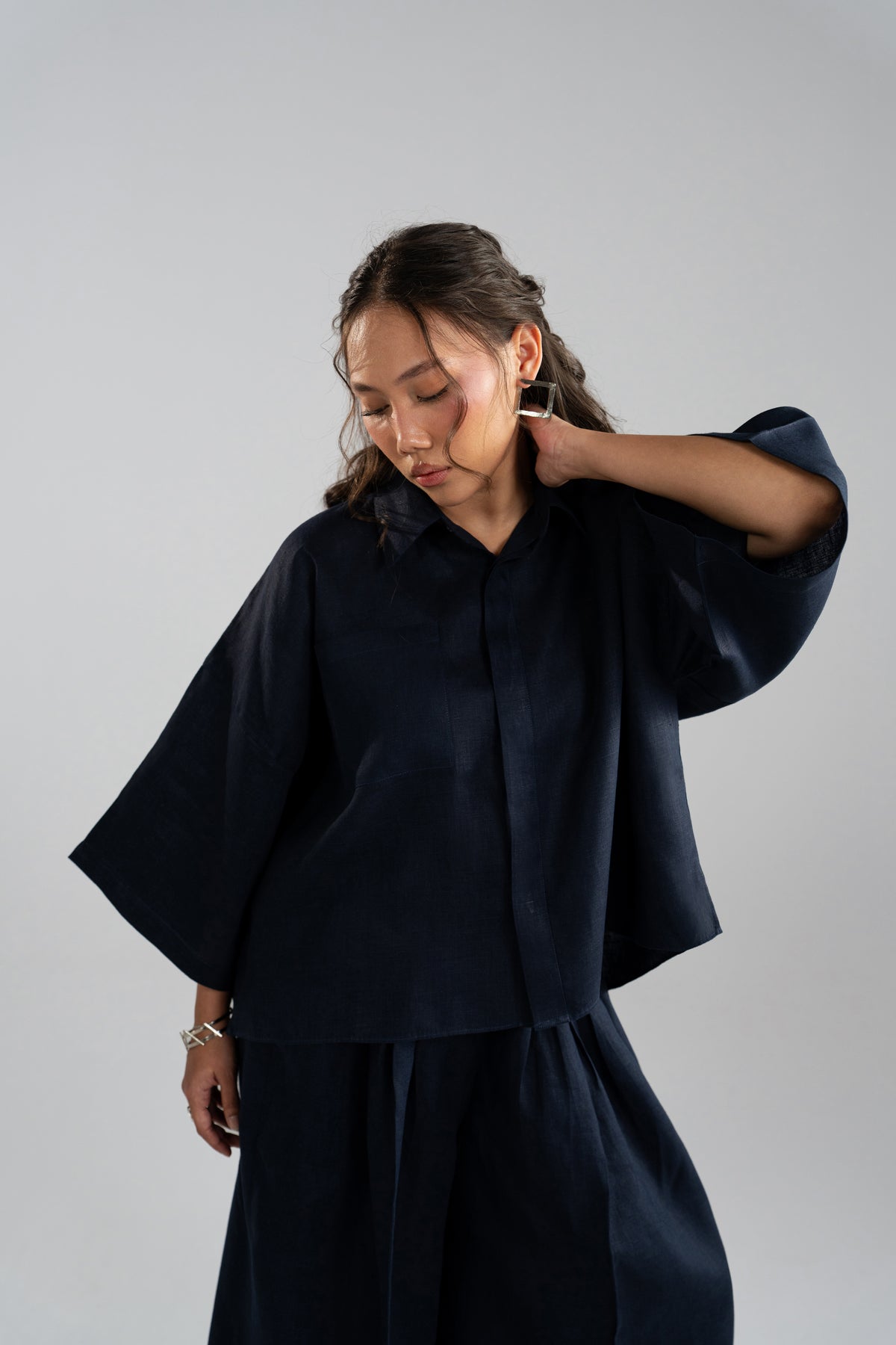 Indigo Set wide sleeve shirt, cropped silhouette detail