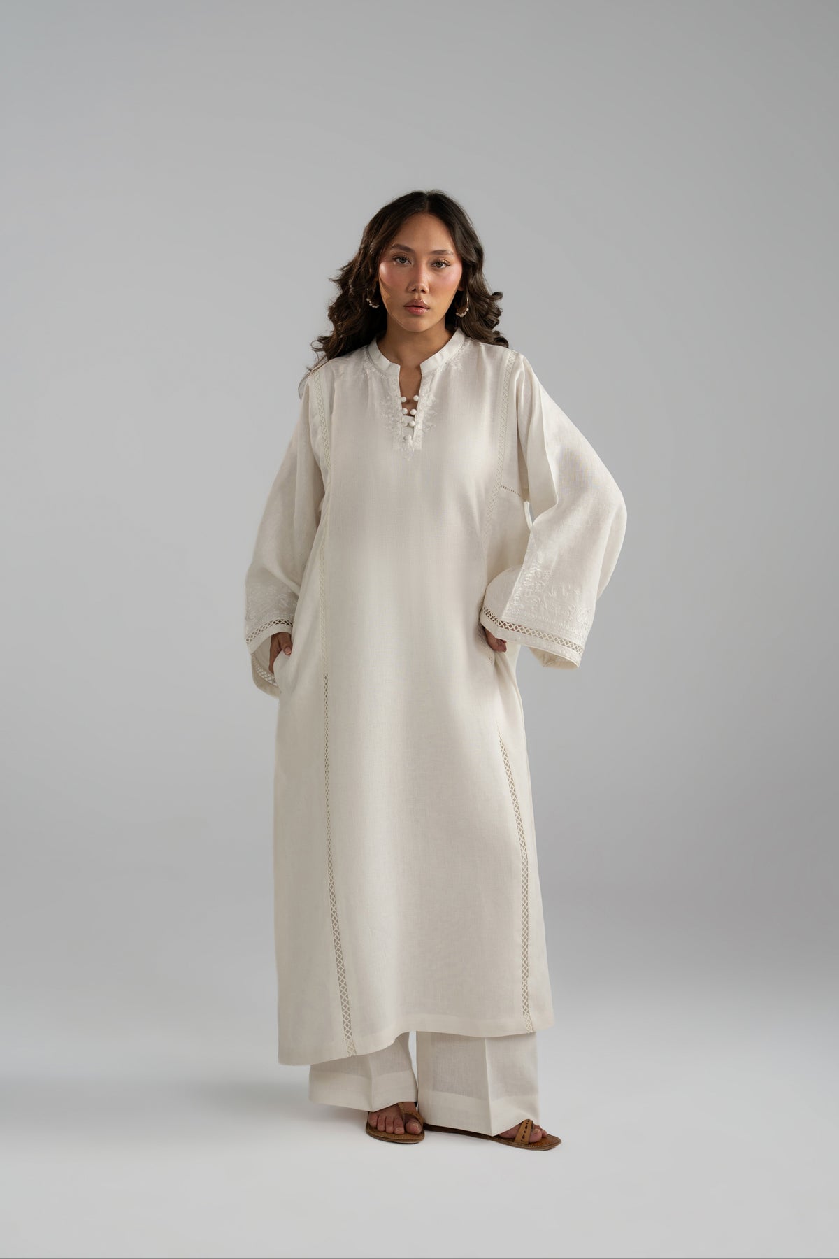 Noor Set has a side pocket, front view